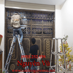 Mẫu cửa CnC đơn giản,thợ lắp đặt uy tín