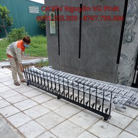 Thợ thi công hàng rào chông sắt tại Thủ Dầu Một