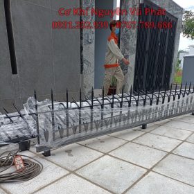 Thợ làm hàng rào chông sắt bảo vệ
