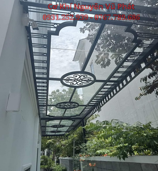 Thi công khung sắt mỹ thuật, lợp mái nhựa poly tại Bàu Bàng